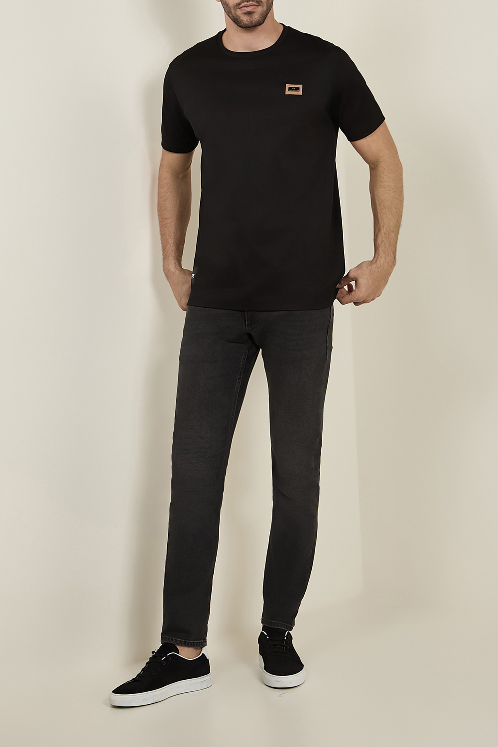 תמונת כל הלוק של חולצת טי